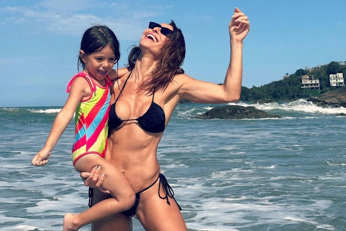 Sabrina Sato curte domingo na praia com Zoe e aproveita para divulgar nova coleção de beachwear!