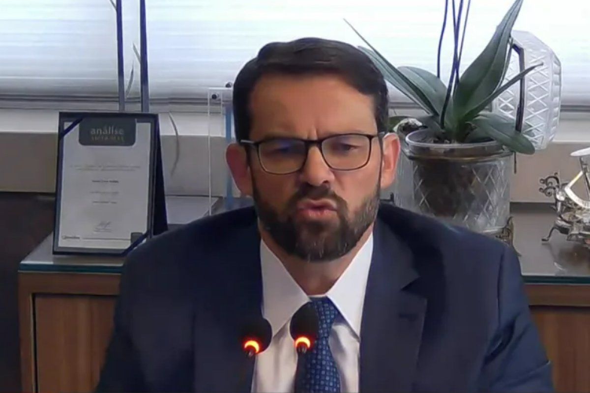 Advogado de Carla Zambelli diz que contratação de hacker foi feita por empresa terceirizada