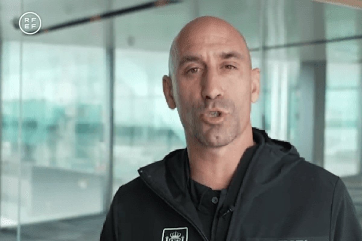 Presidente da Federação Espanhola se desculpa após beijo em jogadora