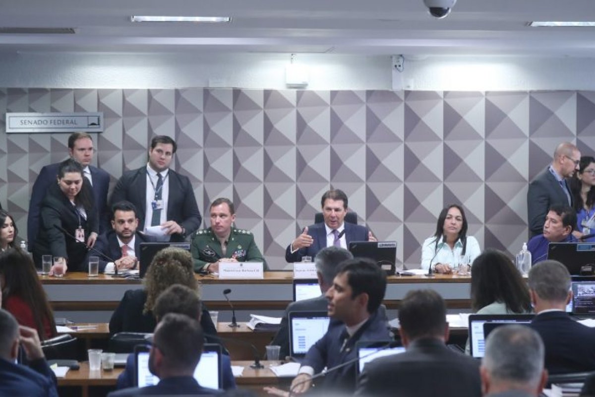 CPMI 8 de janeiro: Militar presta depoimento sobre supostas movimentações financeiras para Mauro Cid