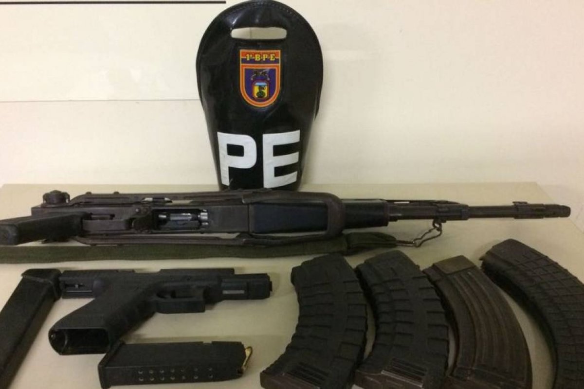 Governo do Rio pagará R$5 mil para policial que apreender fuzil