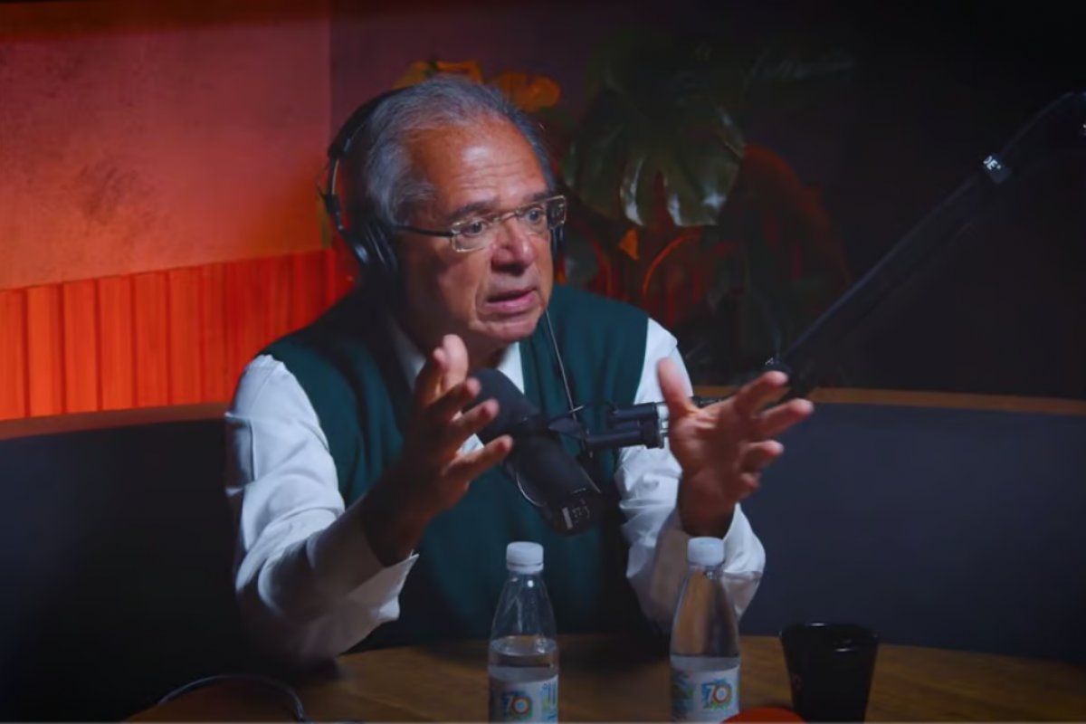 Durante live, Paulo Guedes afirma que “só voltaria à política em caso de guerra mundial"