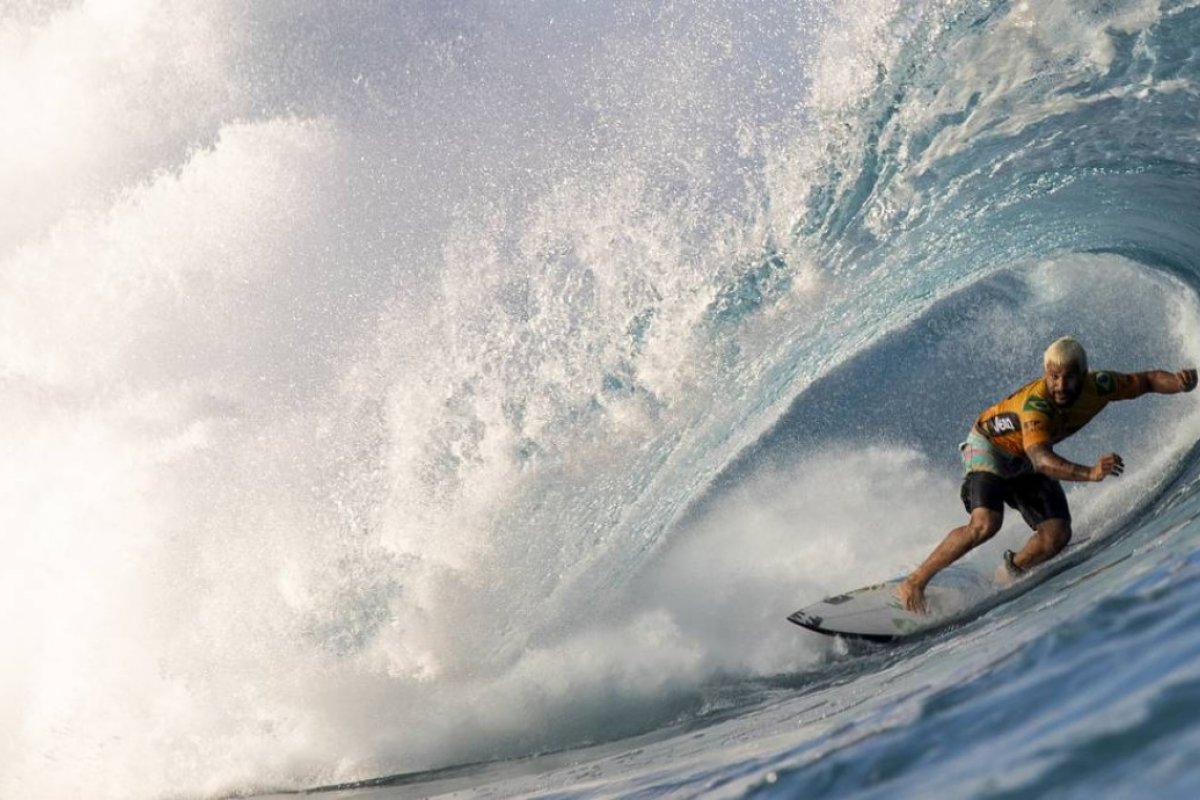 Italo Ferreira leva troféu de campeão mundial de surfe