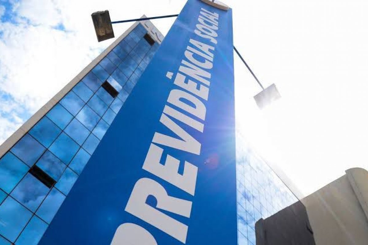 Ministra do STF antecipa voto na revisão da vida toda do INSS