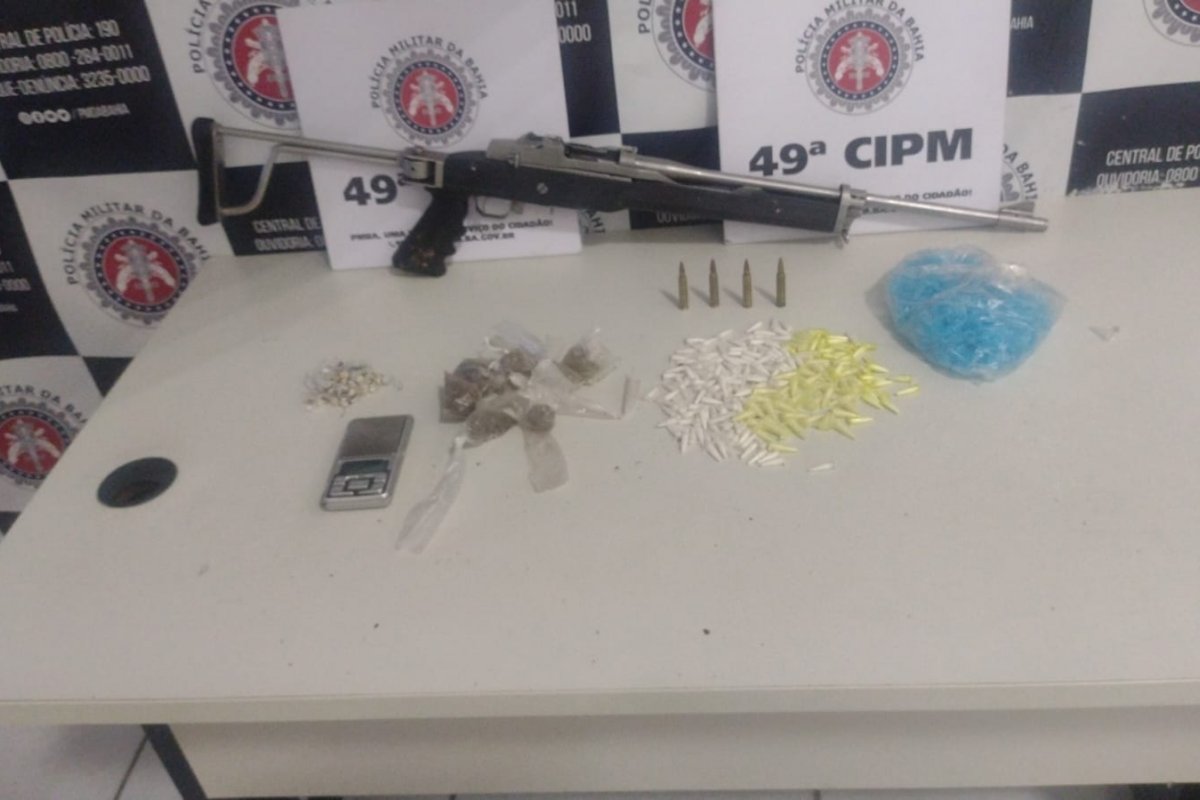 Policiais apreendem fuzil durante operação contra o tráfico em Salvador