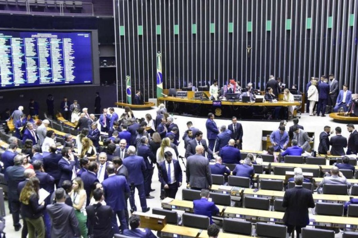 Câmara dos Deputados aprova reajuste de 9% para servidores federais do Poder Executivo