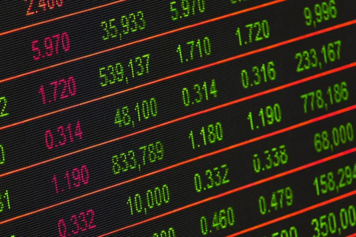 Ibovespa abre em alta após aprovação do novo arcabouço fiscal no Brasil