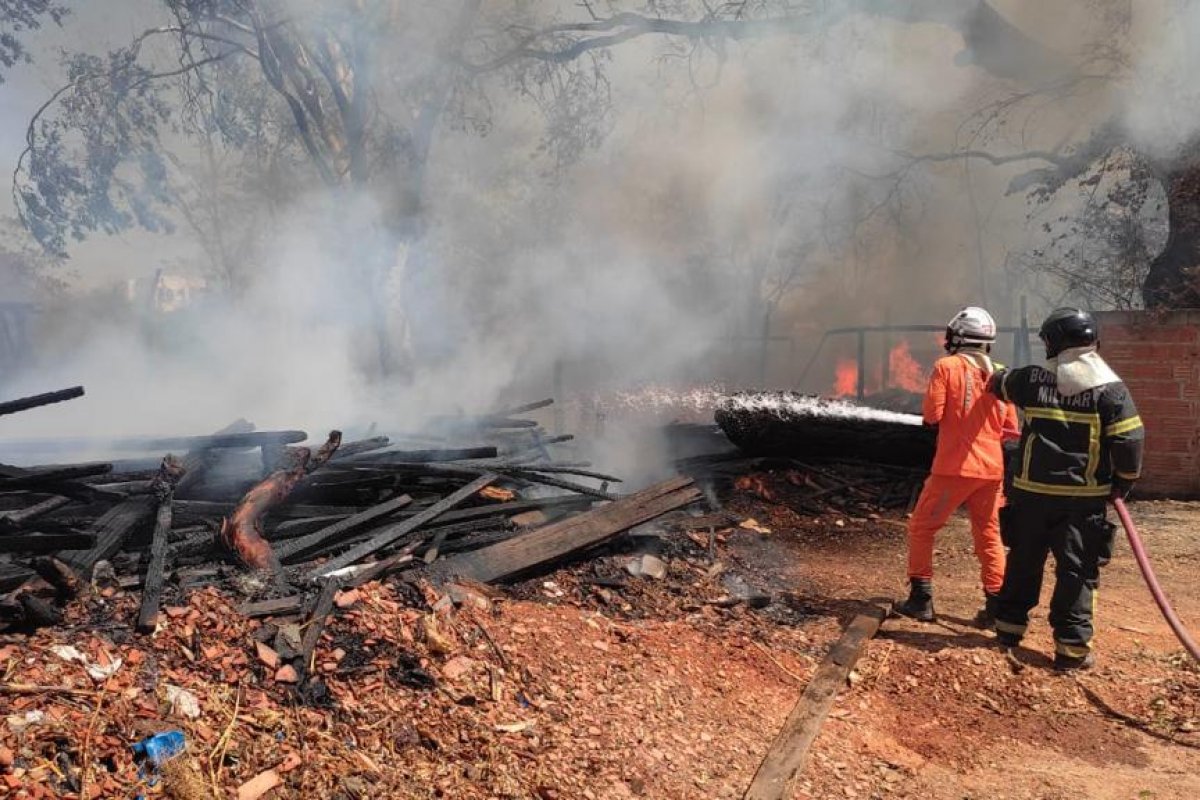 Corpo de Bombeiros apaga incêndio em madeireira no oeste da Bahia