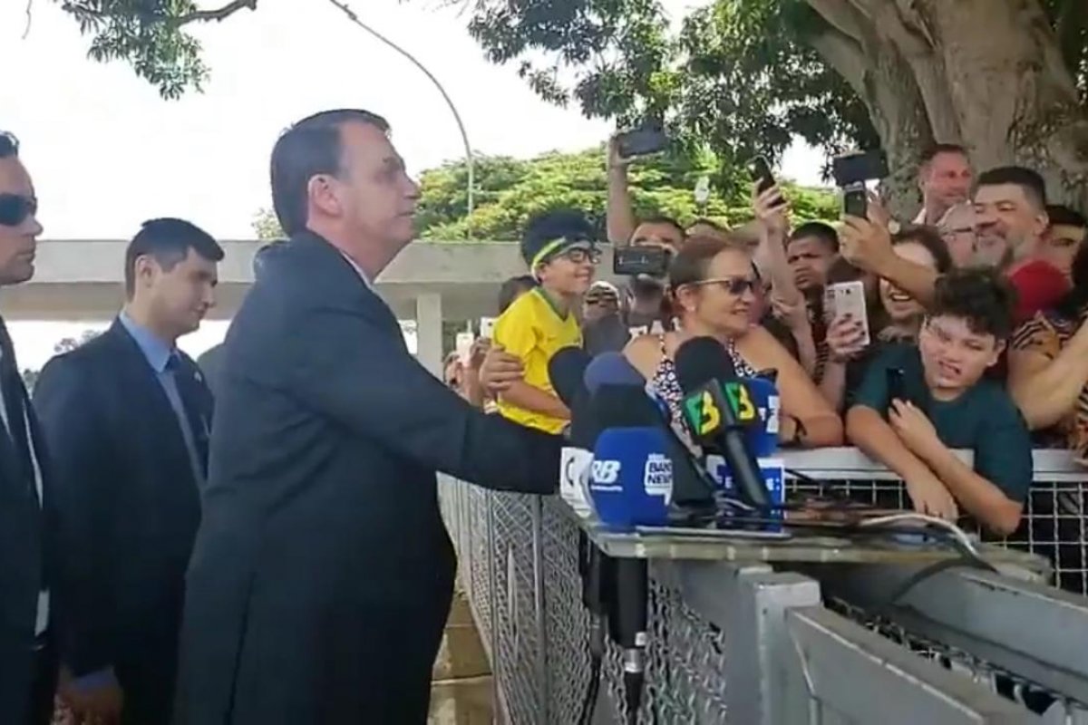 Sobre o caso Flávio Bolsonaro, presidente afirma ser uma ‘maracutaia’ da Rede Globo e do governador Witzel