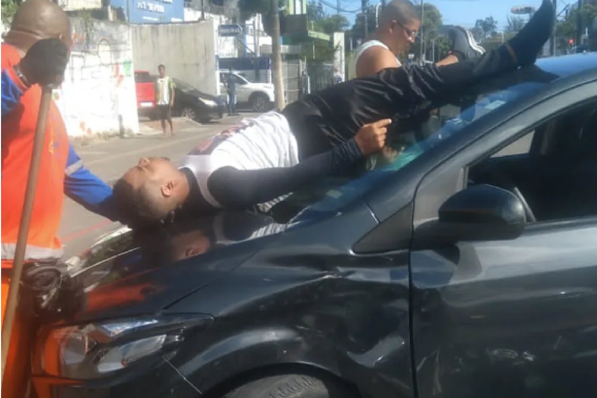 Motociclista fica em cima de carro após batida em Salvador