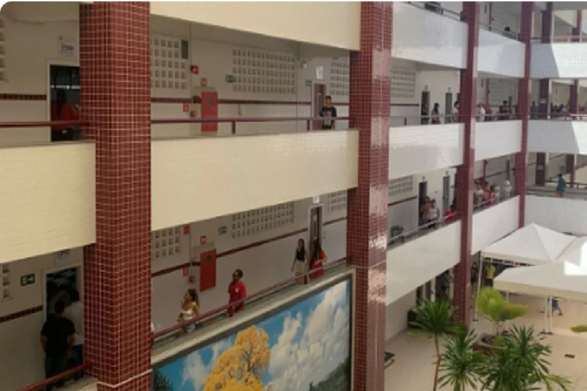 Aluna de medicina é repreendida por professor por levar bebê à aula na universidade