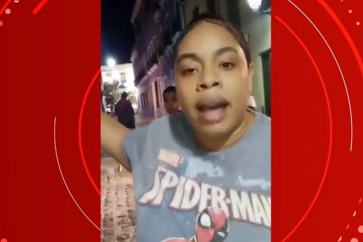 Moradora denuncia invasão de turistas em sua casa no Pelourinho