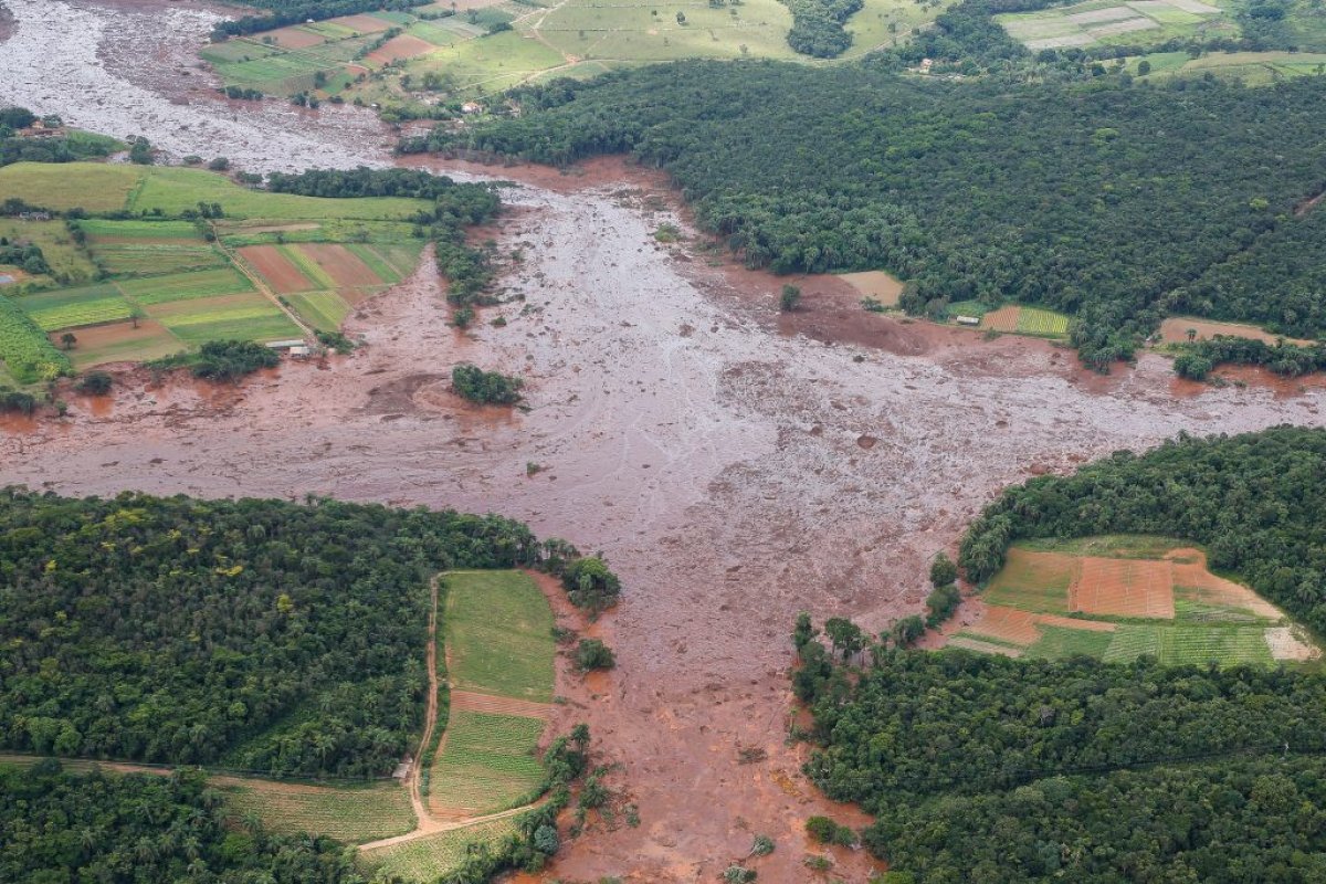 Bombeiros encontram ossada em área de busca após tragéia em Brumadinho