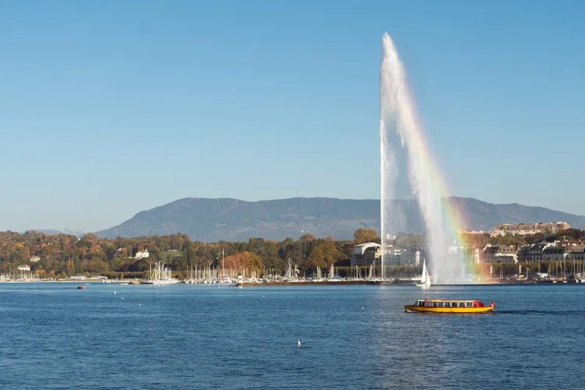 Homem invade fonte Jet d'Eau, em Genebra e jato d'água o joga para cima