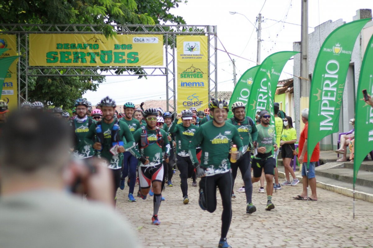 25ª Corrida dos Bancários reúne 700 atletas em percursos de 4 km e 8 km na orla da Boca do Rio