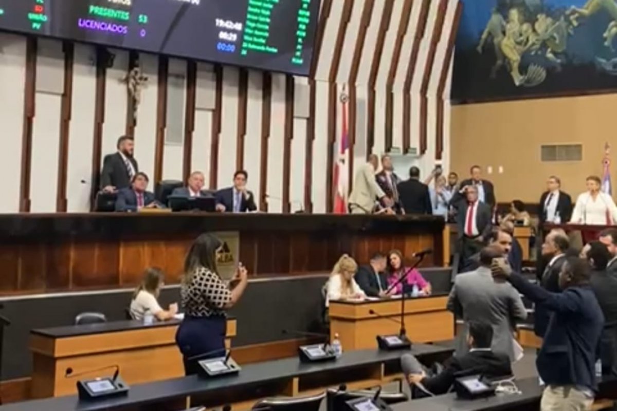 Vídeo: Adolfo Menezes se irrita com desordem durante votação dos Precatórios