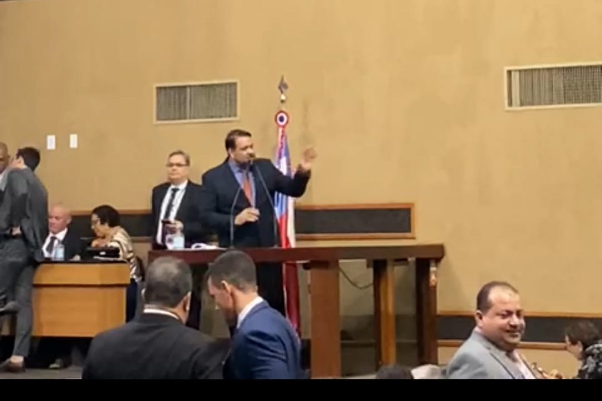 Vídeo: Alan Sanches e Vitor Bonfim tem desentendimento em votação na Alba