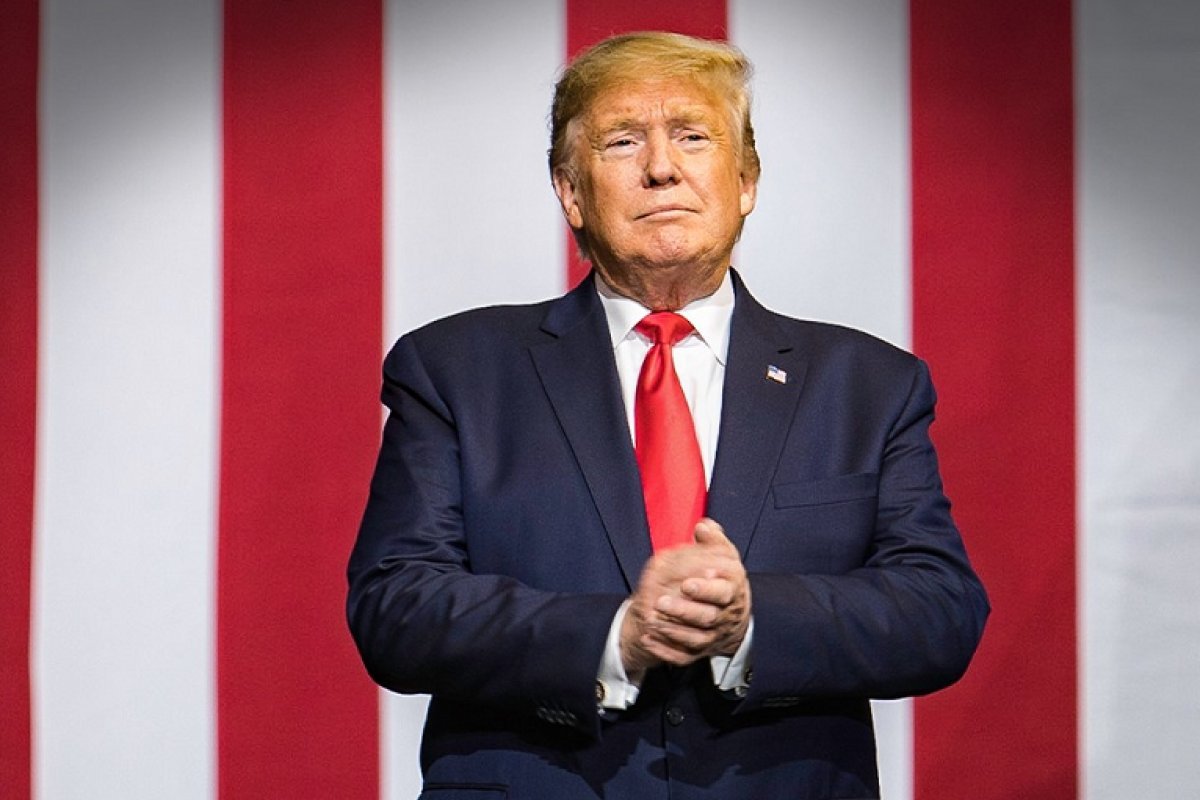 Trump passa por processo de fichamento, paga fiança e deixa prisão na Geórgia