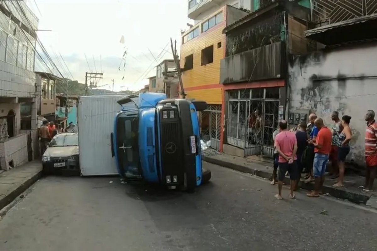Vídeo: homem morre esmagado após caminhão atingir poste em Salvador