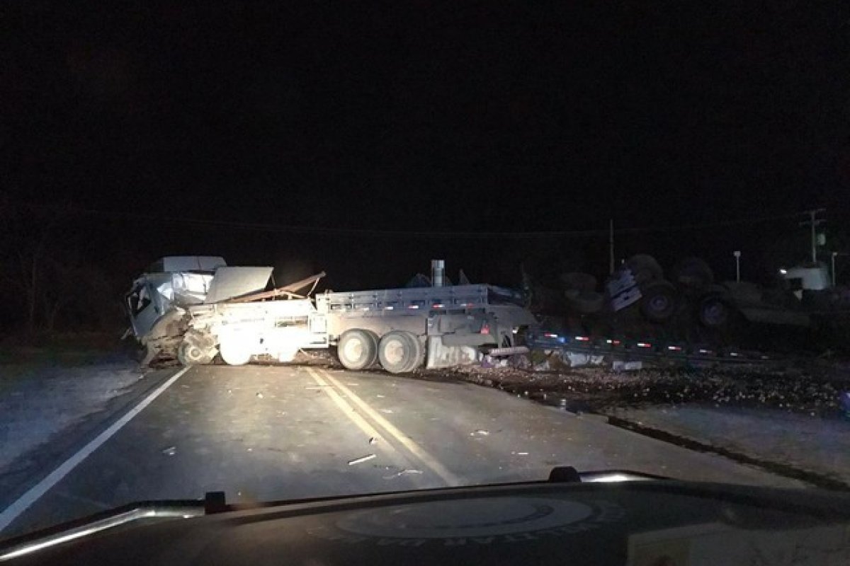 Motorista morre e outro fica ferido após batida entre caminhões na BR-349