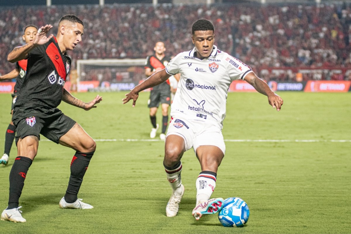 Vitória empata sem gols com Atlético-GO mas segue na liderança da Série B