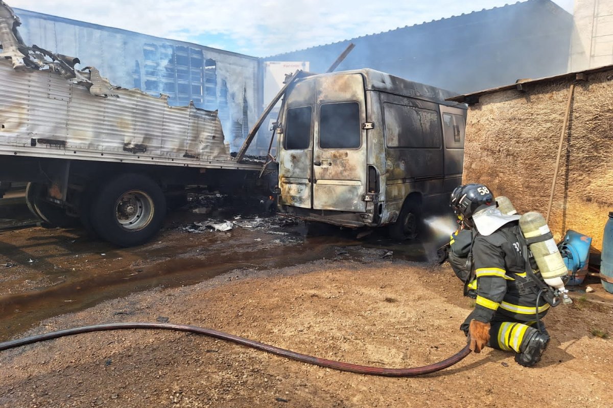 Bombeiros apagam incêndio em garagem com 18 veículos no sudoeste da Bahia
