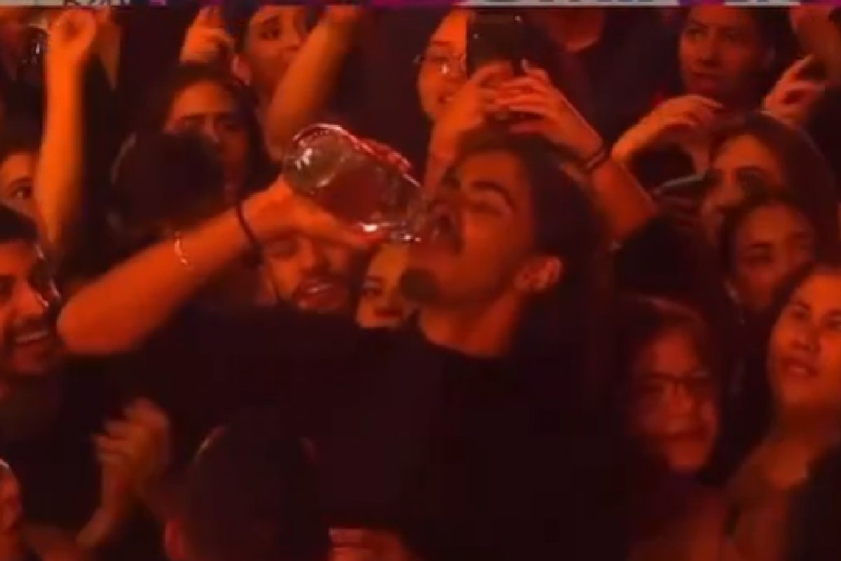 Vídeo: homem bebe garrafa 'inteira' de vodka e precisa ser internado após show de Nattanzinho