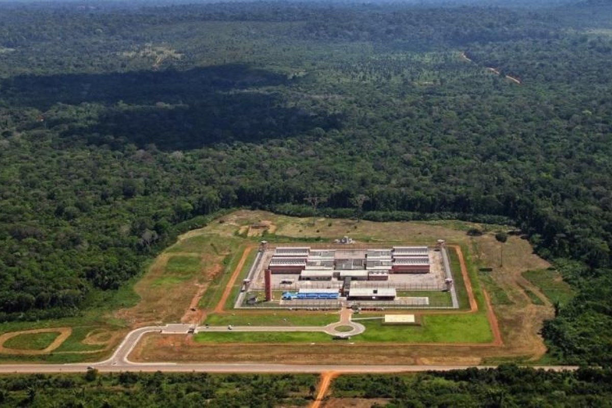 Dez integrantes do PCC são transferidos para presídio federal