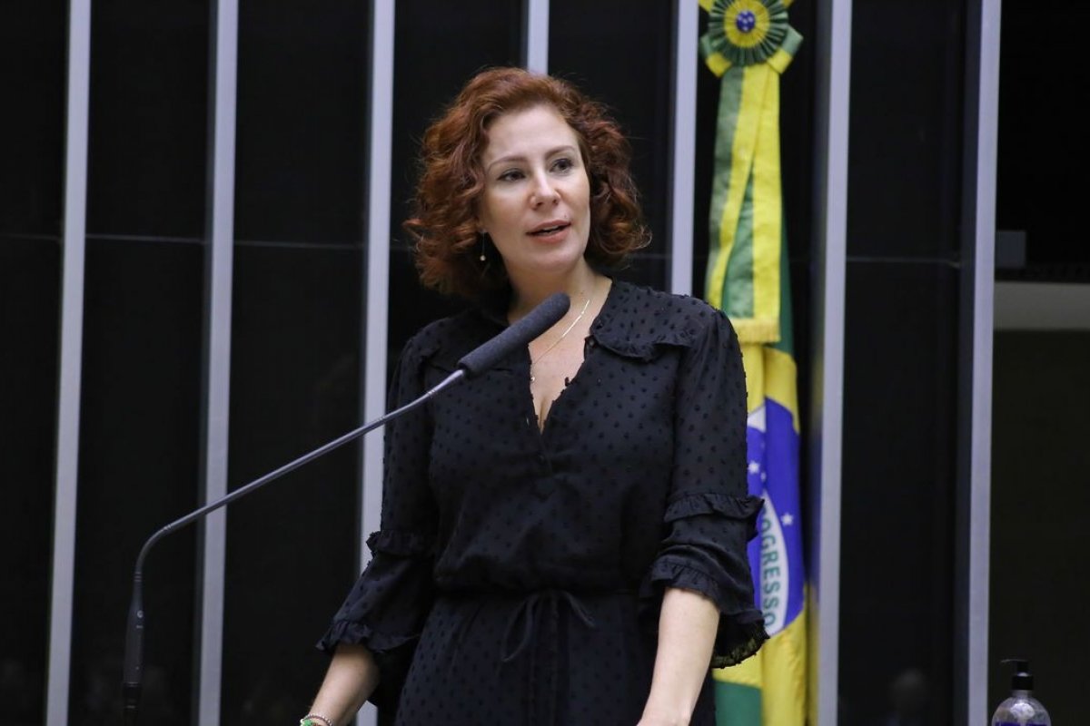 Deputada Carla Zambelli é intimada pela Polícia Federal para depor no caso do hacker Delgatti