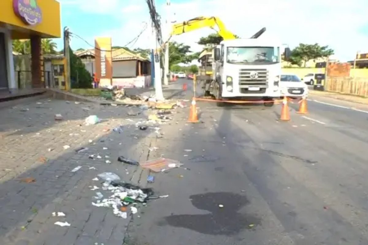 Carro desgovernado atinge poste e deixa trânsito lento na região de Stella Maris