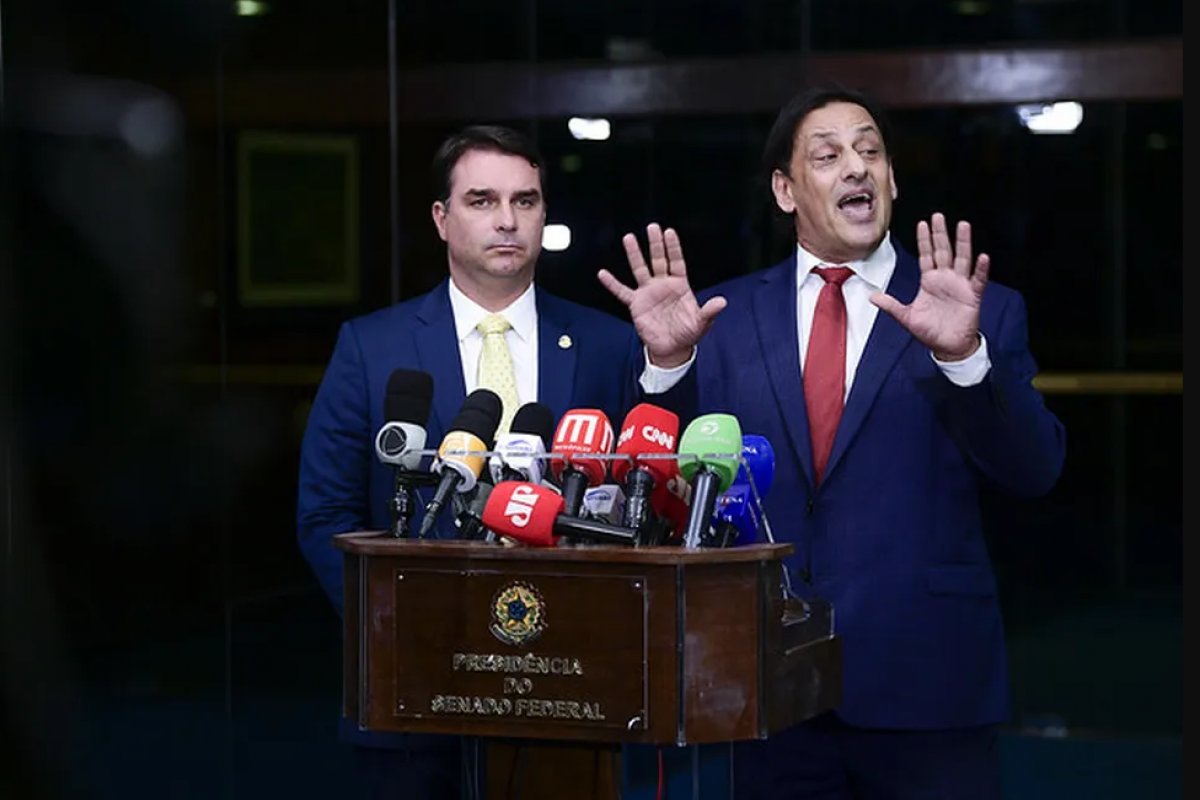 "Eu confio 100% na capacidade e na lealdade do Wassef", diz Flávio Bolsonaro