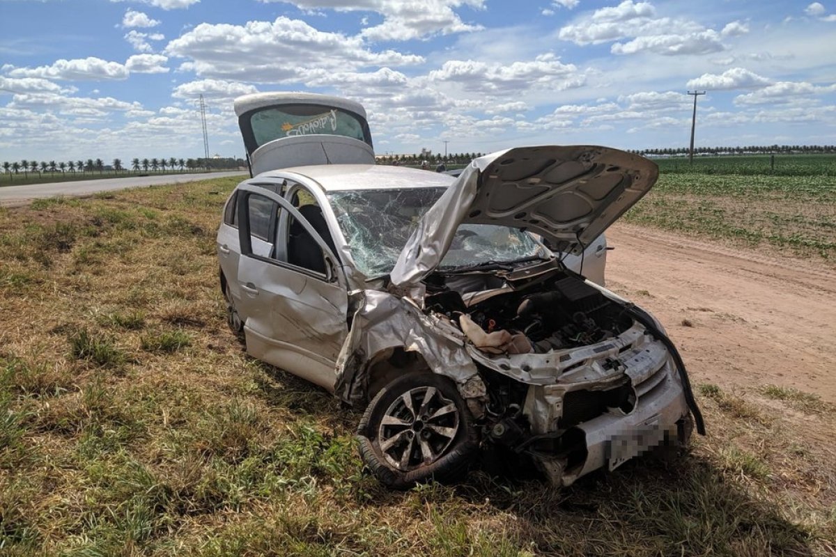 Homem morre após carro colidir com outro na BR-242, no oeste da Bahia