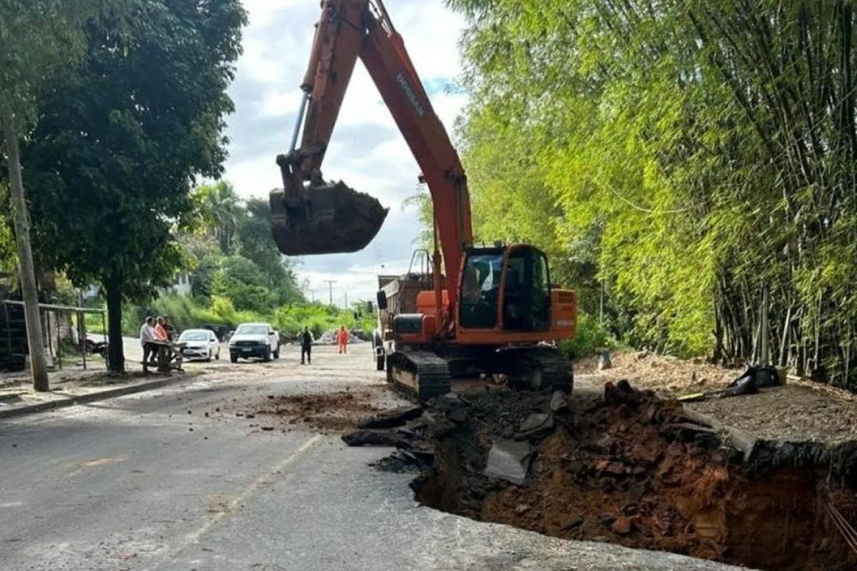 Trecho da BA-528 está interditado há 11 dias devido a uma cratera na via