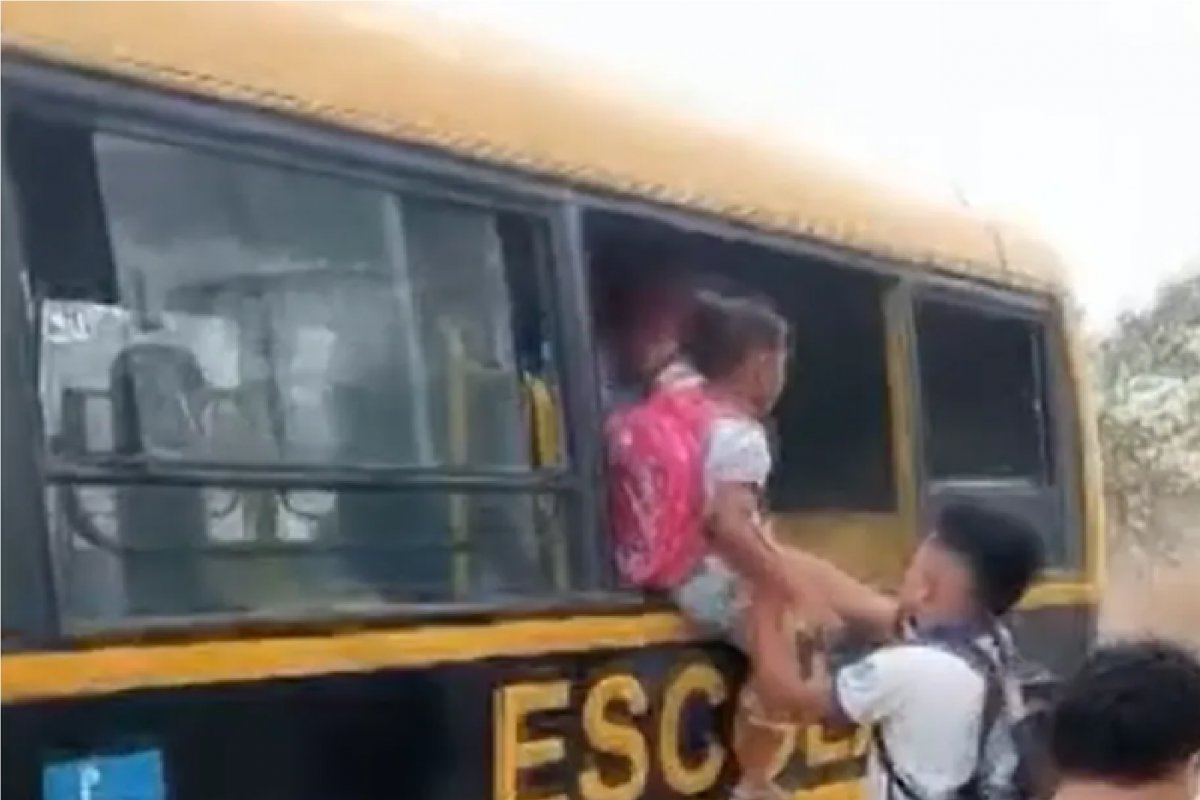 Vídeo: estudantes ficam presos em micro-ônibus após pane em Serrinha