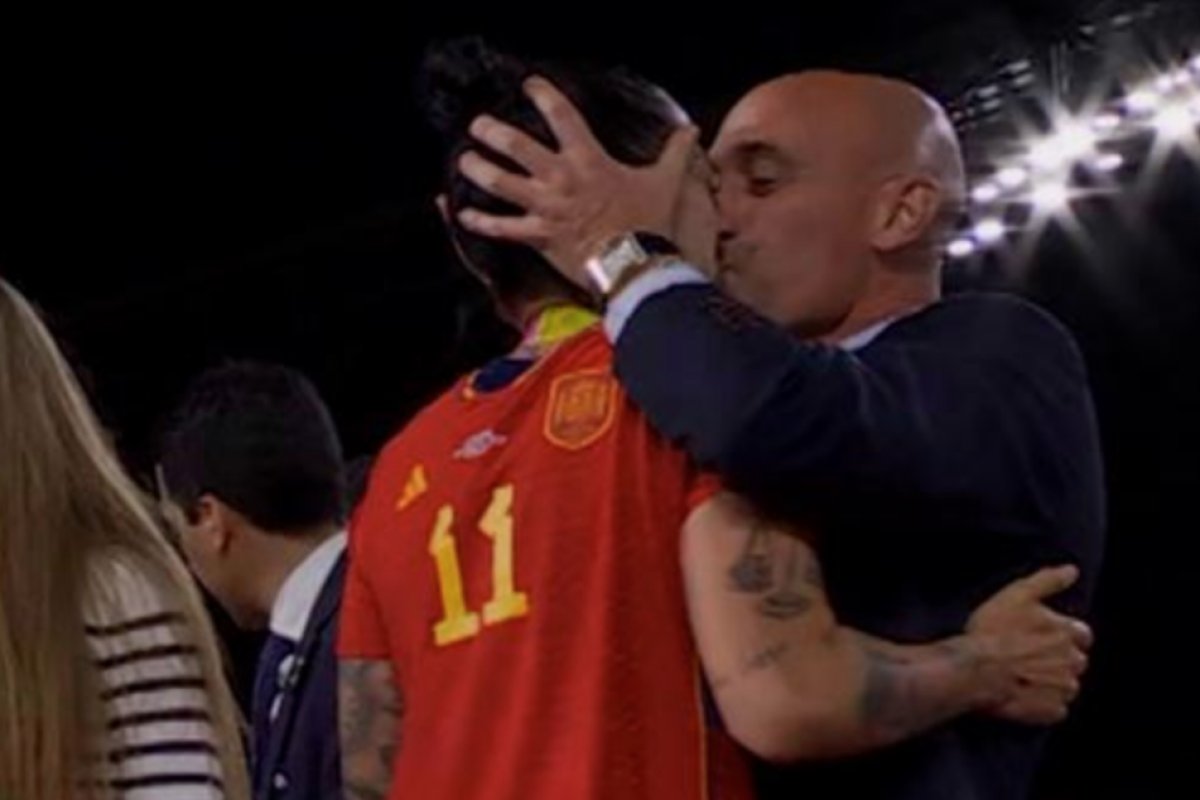 Mãe de dirigente espanhol que beijou jogadora é hospitalizada após fazer greve de fome