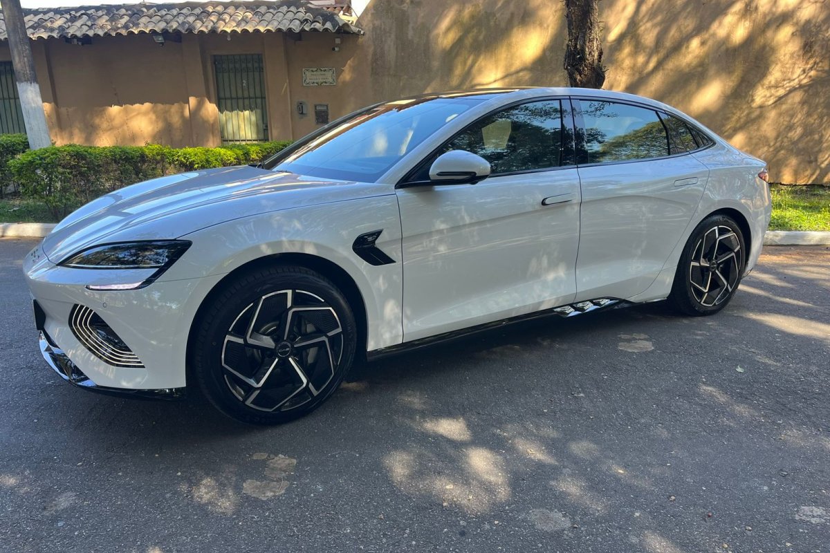 BYD lança Seal elétrico com 531cv por menos de R$ 300 mil