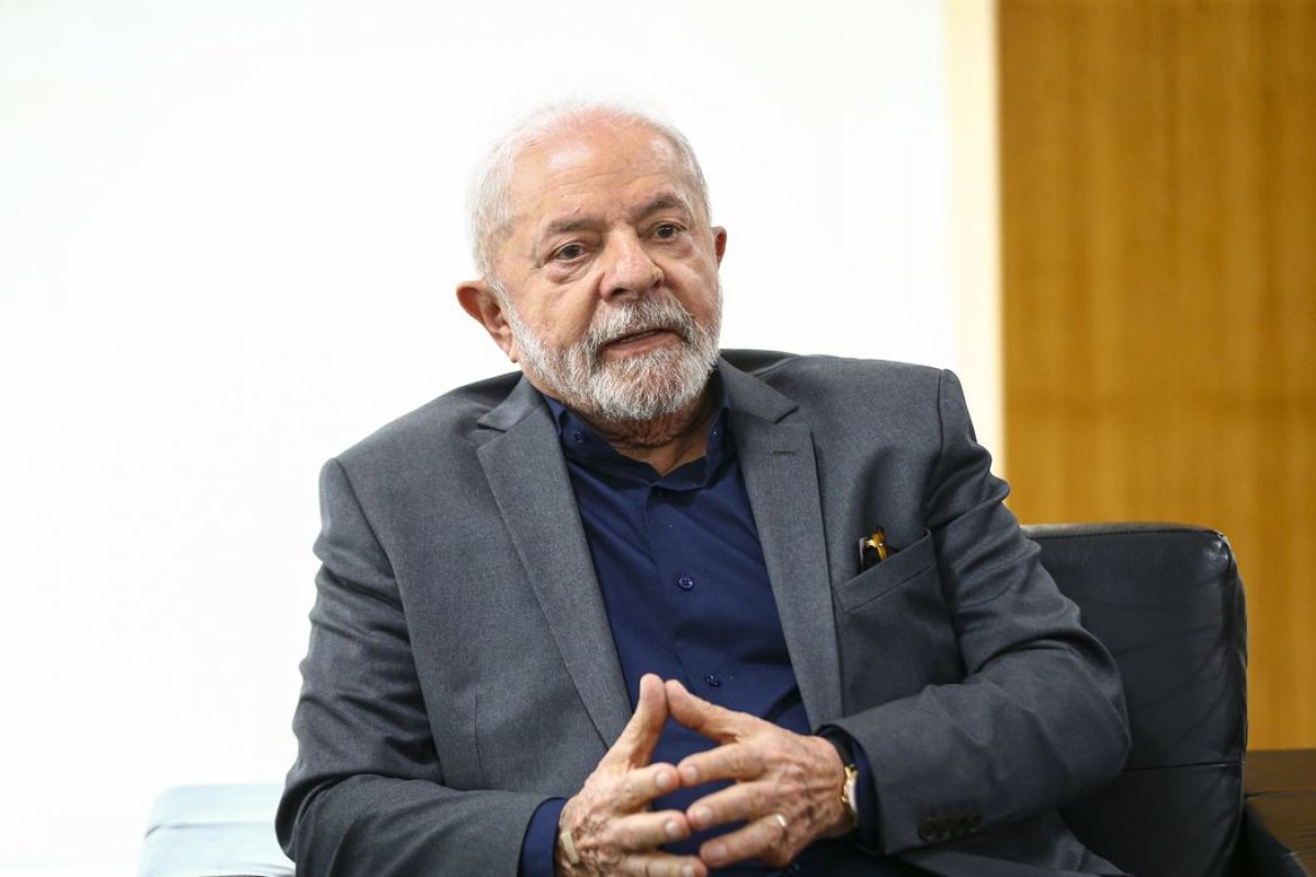Lula marca cirurgia do quadril para 29 de setembro, informa Planalto