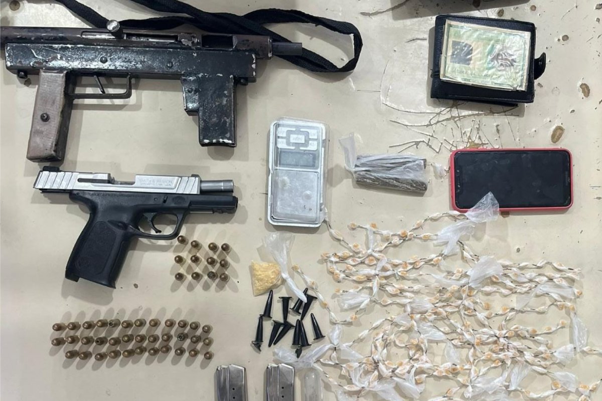 Operação policial apreende submetralhadora e drogas em Santa Cruz de Cabrália