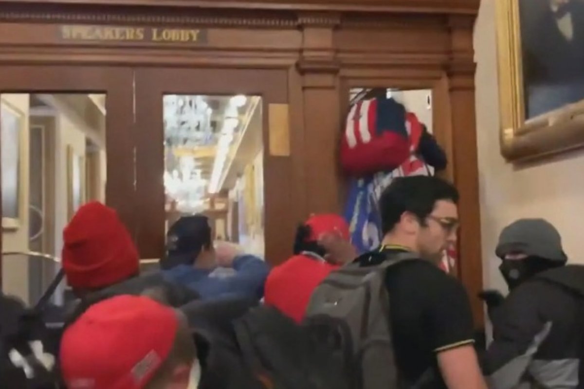 Líder do grupo de extrema direita é condenado a 17 anos de prisão por ataque ao Capitólio nos EUA