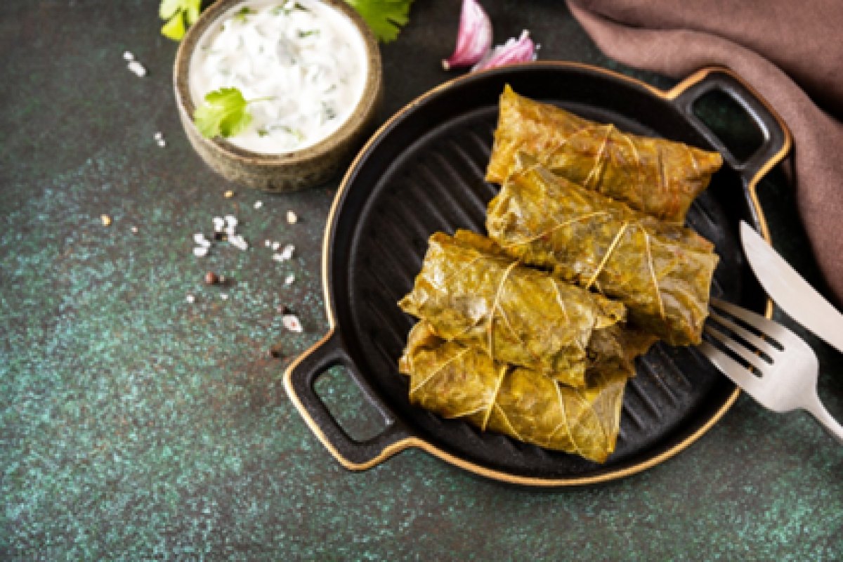 Receita árabe para o almoço: charuto de repolho com molho de hortelã!