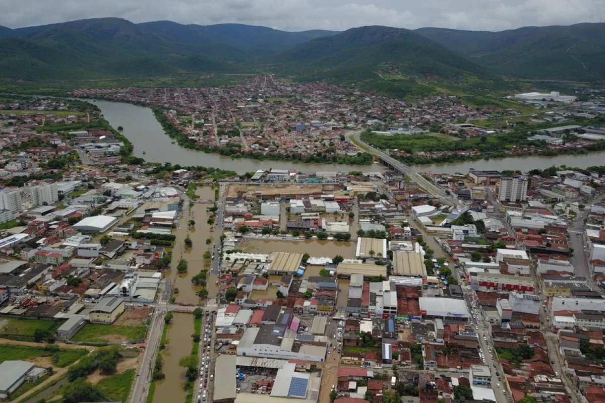 Adolescentes desaparecem após entrarem em rio na cidade de Jequié