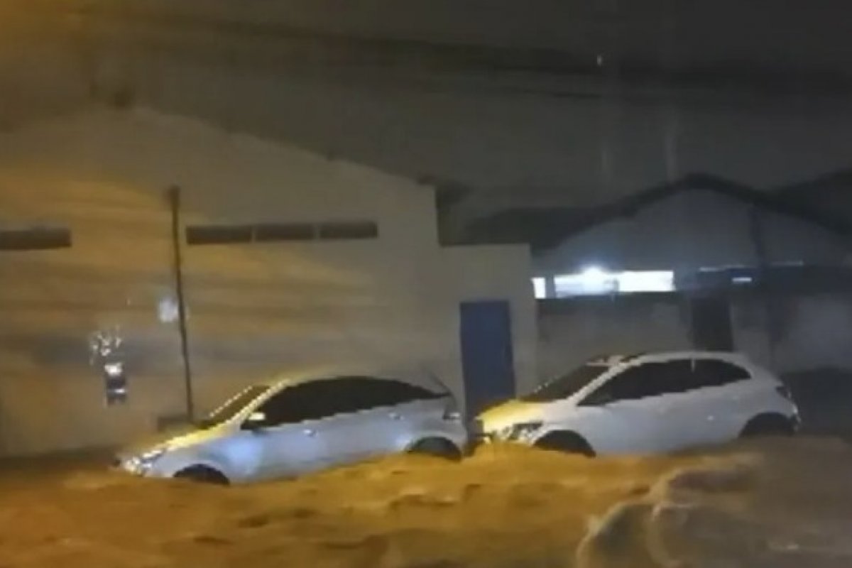 Forte chuva em Brumado deixa hospital e casas alagadas e calçadas arrancadas