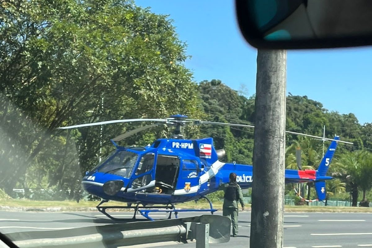 Vídeo: helicóptero da PM pousa para salvar militar de acidente no meio da Paralela