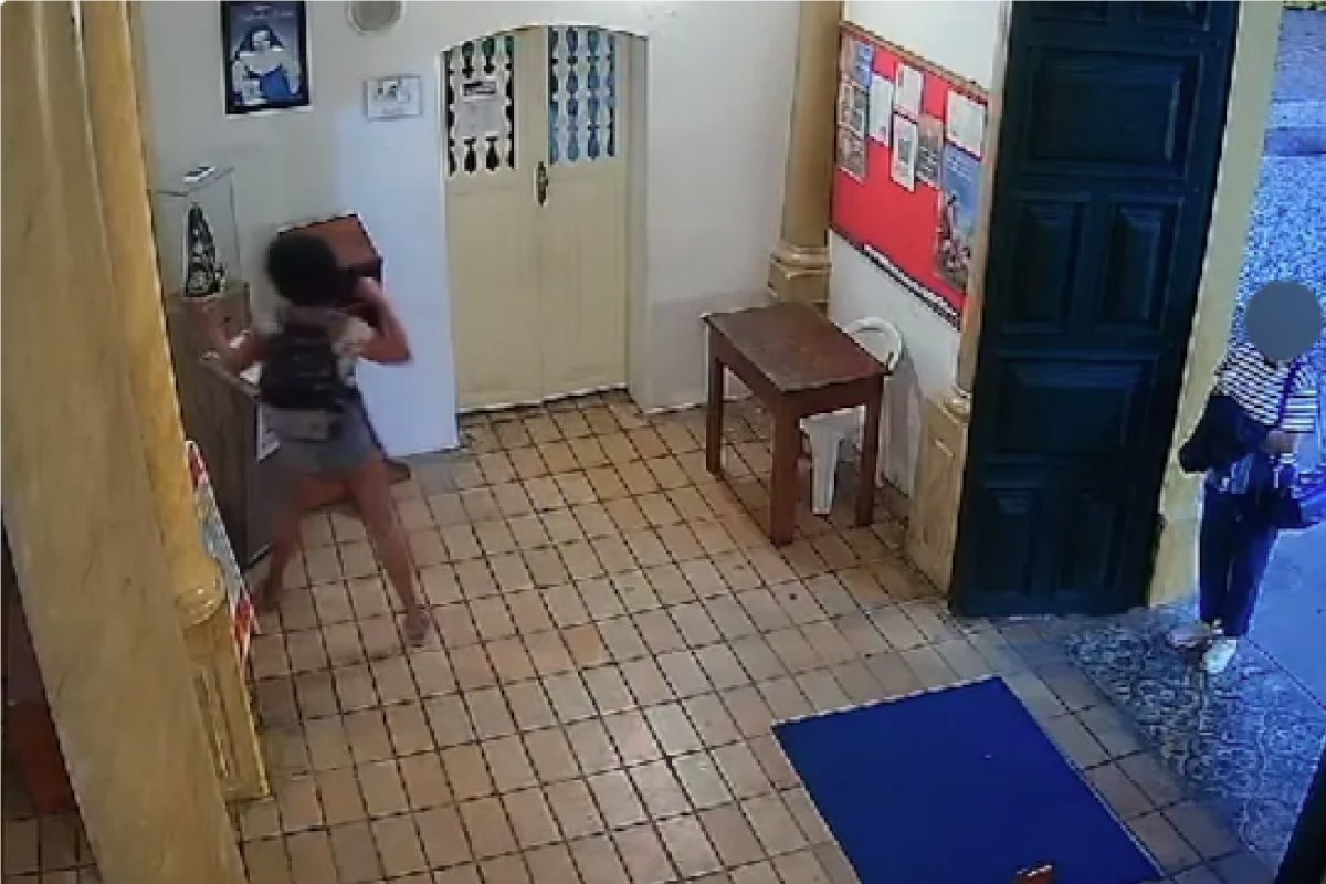 Vídeo: mulher dá soco em imagem de Nossa Senhora Aparecida em igreja na Bahia