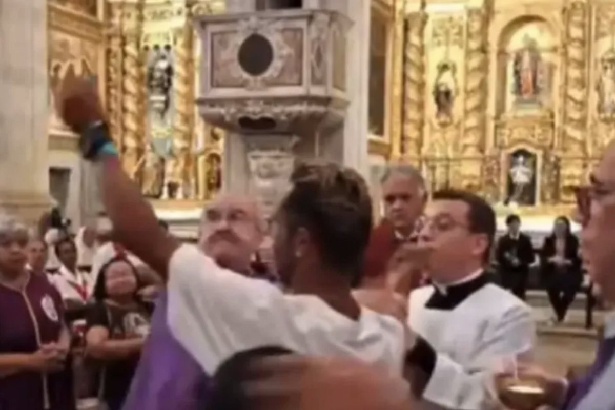 Homem quebra hóstia e gera conflito na missa de 7º dia de Dom Geraldo, em Salvador