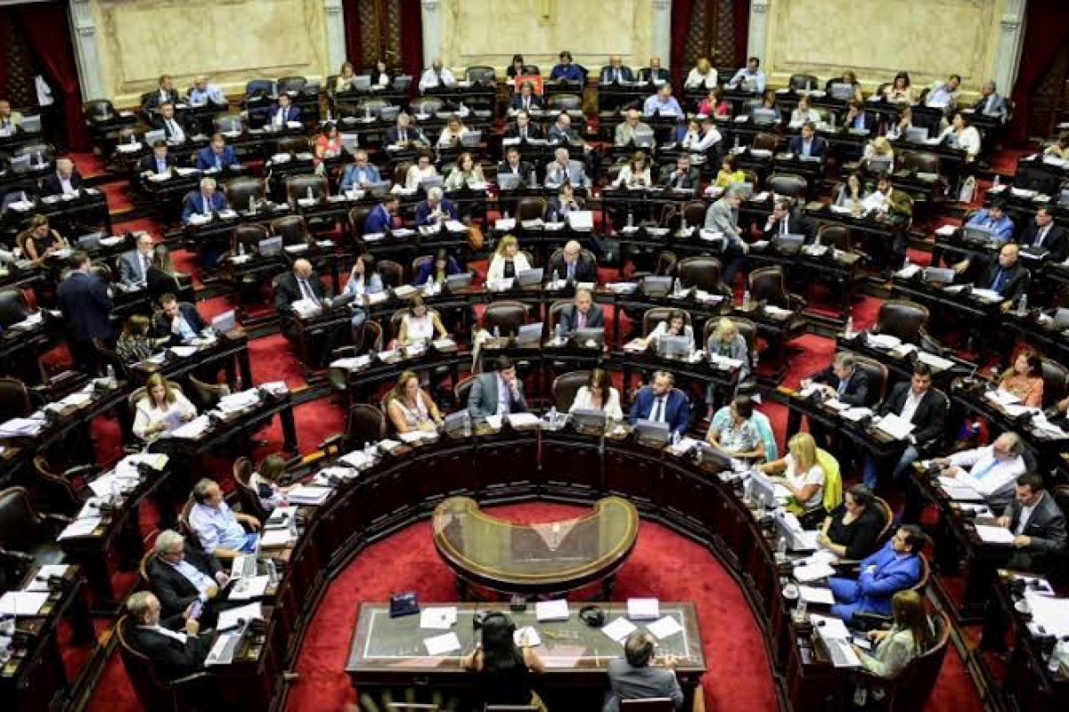 Senado argentino aprova lei de emergência econômica