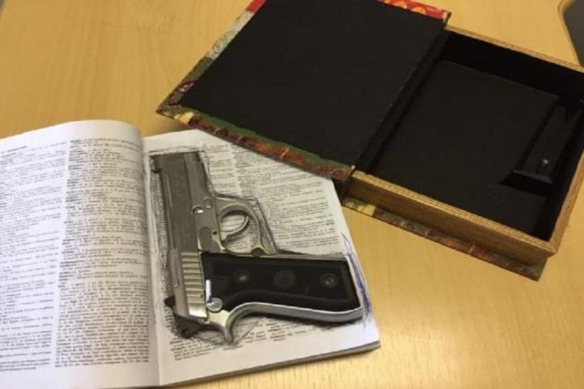 Homem é preso por forjar atentado e portar arma escondida em Bíblia falsa