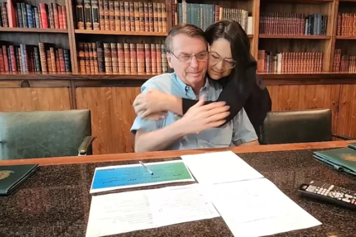 Intérprete de libras é autorizada pelo TSE a depor em ação contra Bolsonaro