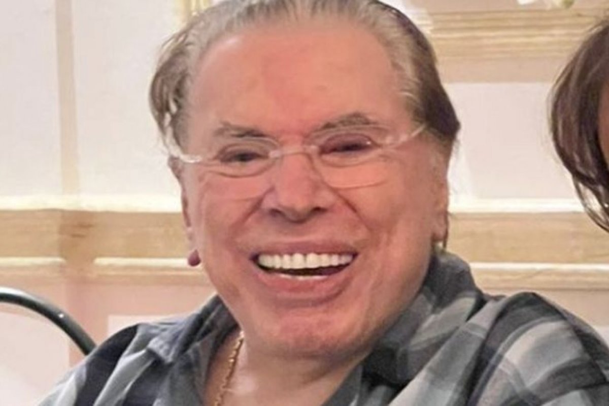 Firme e forte: Silvio Santos surge sorrindo em foto inédita