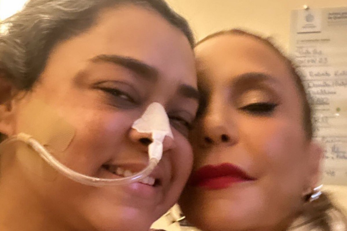Ivete Sangalo visita Preta Gil no Hospital Sírio-Libanês!